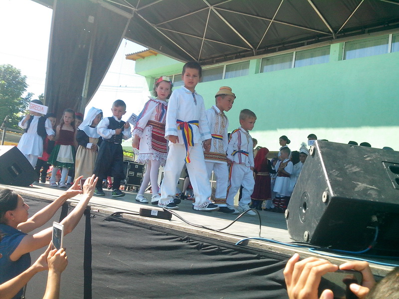 viitorul unei natiuni depinde de nivelul de educatie primarul valentin vrabie a oferit 500 de tablete viitorul unei natiuni depinde de nivelul de educatie primarul valentin vrabie a oferit 500 de tablete