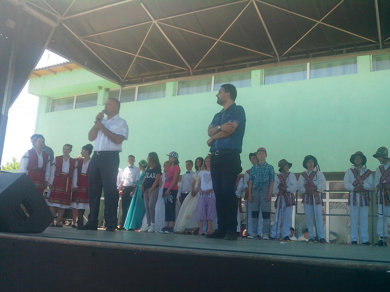 viitorul unei natiuni depinde de nivelul de educatie primarul valentin vrabie a oferit 500 de tablete viitorul unei natiuni depinde de nivelul de educatie primarul valentin vrabie a oferit 500 de tablete