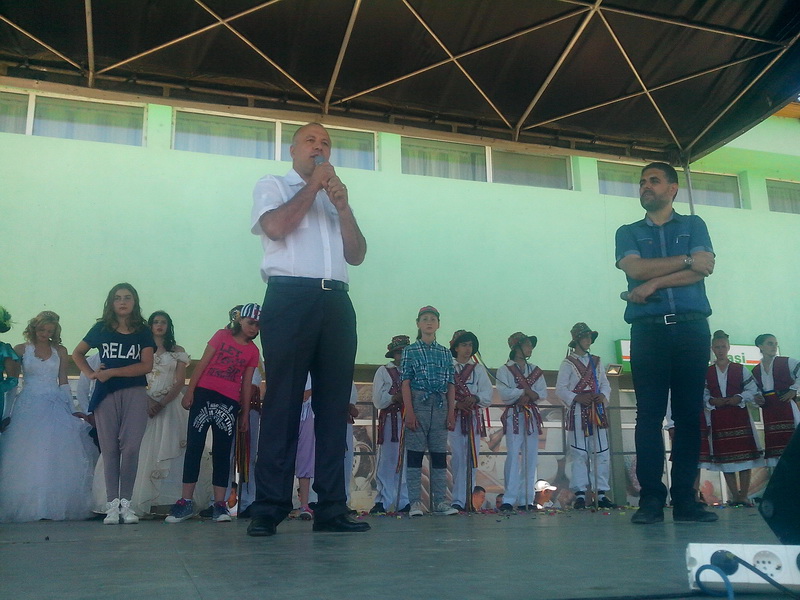 viitorul unei natiuni depinde de nivelul de educatie primarul valentin vrabie a oferit 500 de tablete viitorul unei natiuni depinde de nivelul de educatie primarul valentin vrabie a oferit 500 de tablete