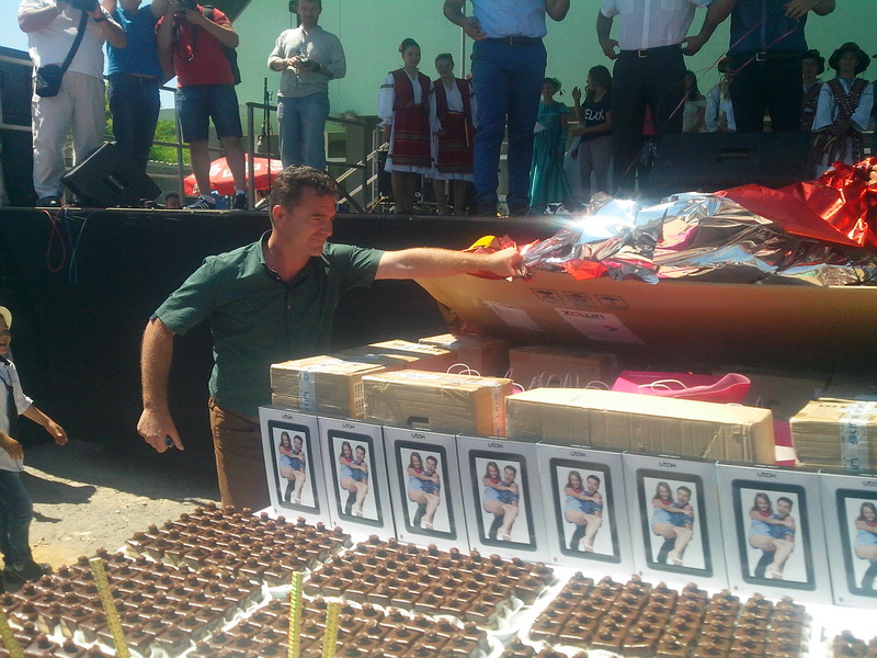 viitorul unei natiuni depinde de nivelul de educatie primarul valentin vrabie a oferit 500 de tablete viitorul unei natiuni depinde de nivelul de educatie primarul valentin vrabie a oferit 500 de tablete