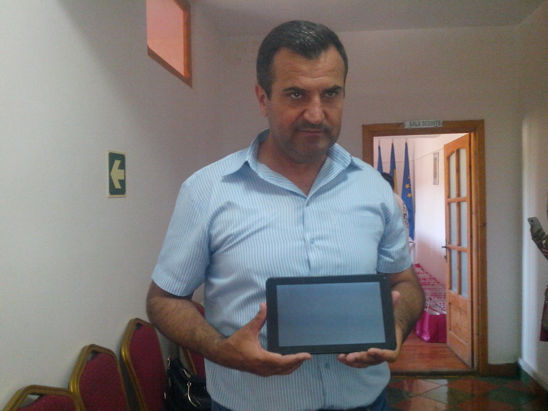 viitorul unei natiuni depinde de nivelul de educatie primarul valentin vrabie a oferit 500 de tablete viitorul unei natiuni depinde de nivelul de educatie primarul valentin vrabie a oferit 500 de tablete