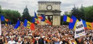  Marea Adunare Naţională la Chişinău  Cetăţenii Republicii Moldova votează azi unirea cu România 