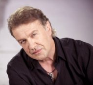 Pozele cu Gabriel Cotabiţă plimbându-se prin curtea spitalului ar fi fost comandate