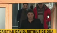 Scos din DNA, în cătuşe, de fostul şef al IPJ Constanţa Cristian David, fost ministru de Interne, deferit Justiţiei pentru luare de mită 