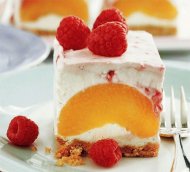 ecuisine.ro  Prajitura cu zmeura, piersici si branza