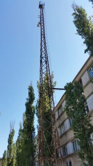 UPDATE. O persoană ameninţă că se aruncă de la înălţime! Tentativă de suicid pe strada Albăstrelelor din Constanţa  