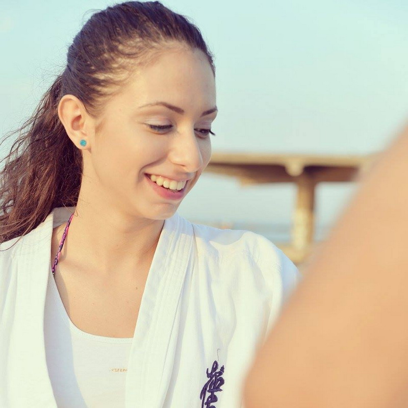 turistii s au strans sa i vada pe costin mincu si pe andreea roxana stan show de karate pe pontonul de