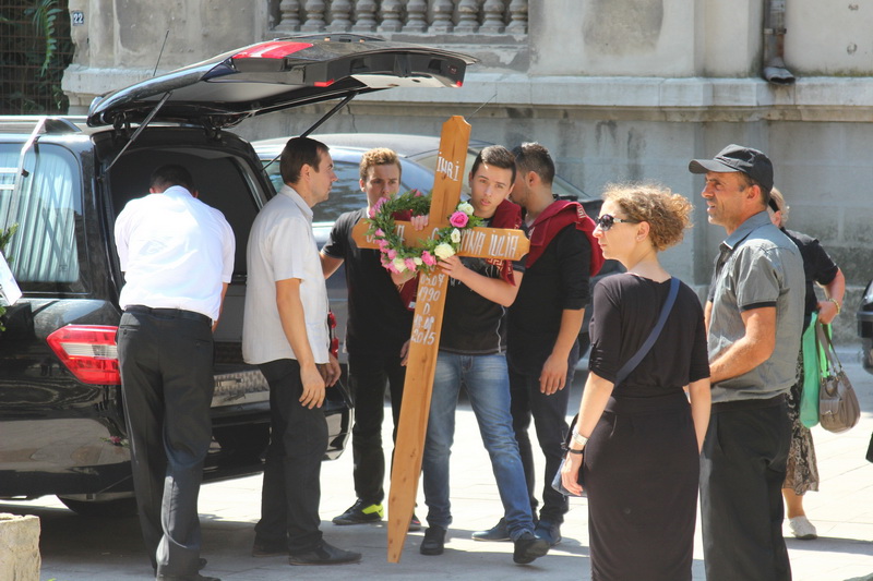 drum bun printre stele iulia oprea zeci de persoane si au luat ramas bun de la tanara calcata de un camion