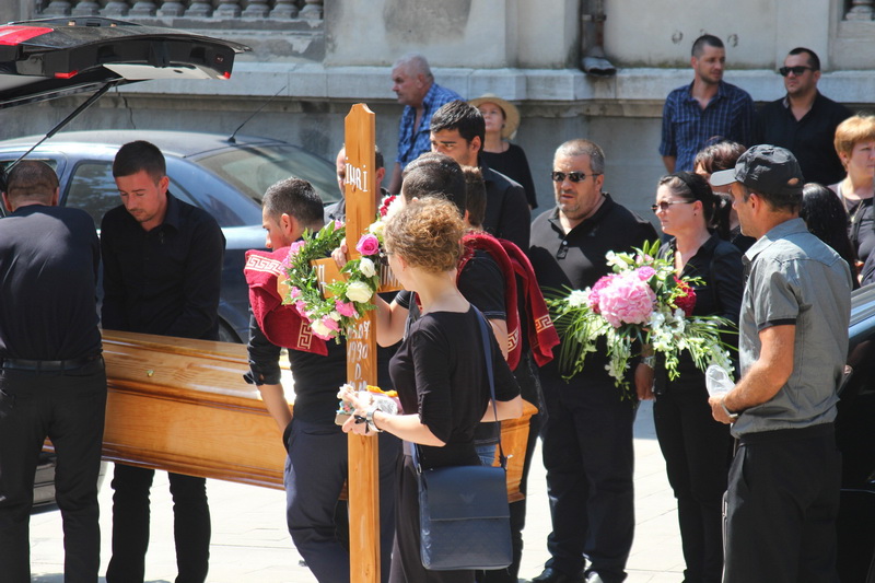 drum bun printre stele iulia oprea zeci de persoane si au luat ramas bun de la tanara calcata de un camion