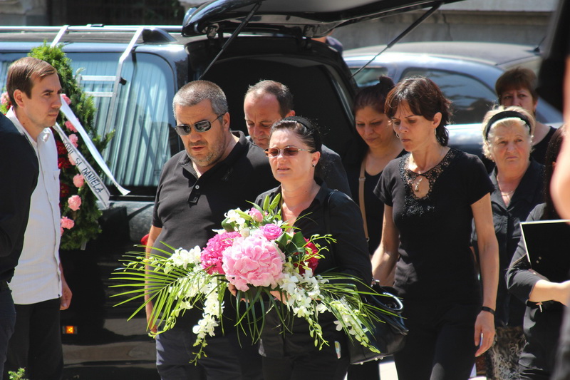 drum bun printre stele iulia oprea zeci de persoane si au luat ramas bun de la tanara calcata de un camion