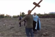 Știripesurse.ro Pădure de cruci pe terenul mega-moscheii de la București. Un sobor de preoți le-a sfințit (video)