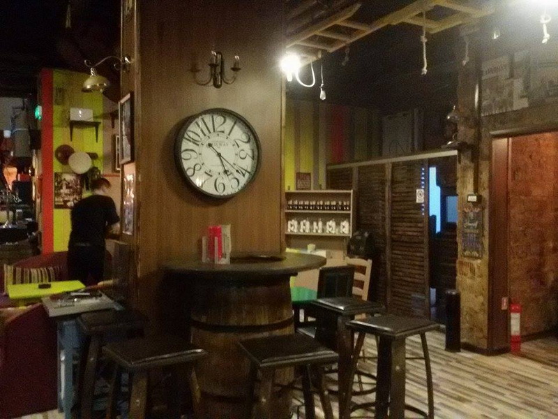 localul afaceristului oita bucur culture pub un loc cu mancare ieftina oferta la cafea si decor interesant