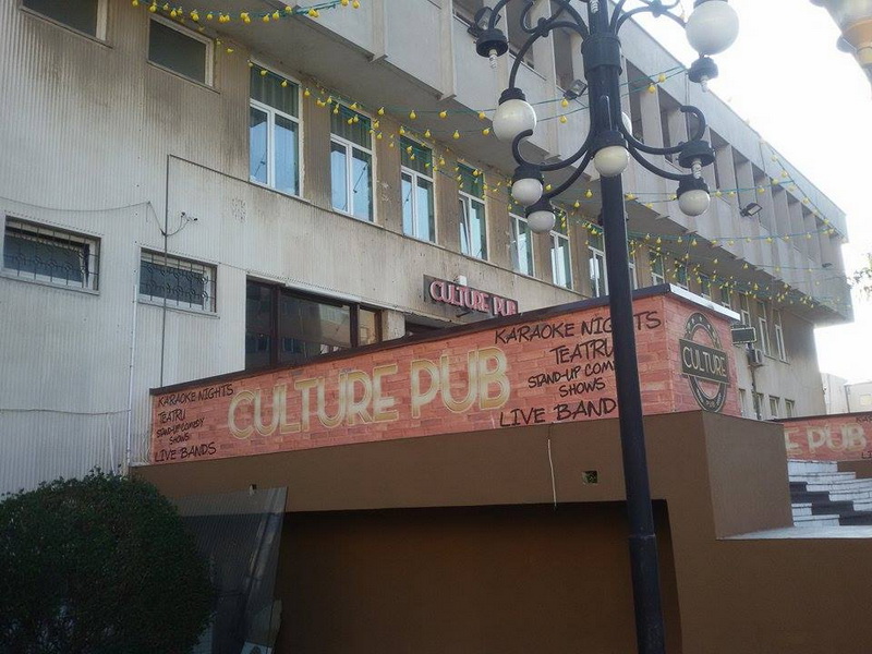 localul afaceristului oita bucur culture pub un loc cu mancare ieftina oferta la cafea si decor interesant