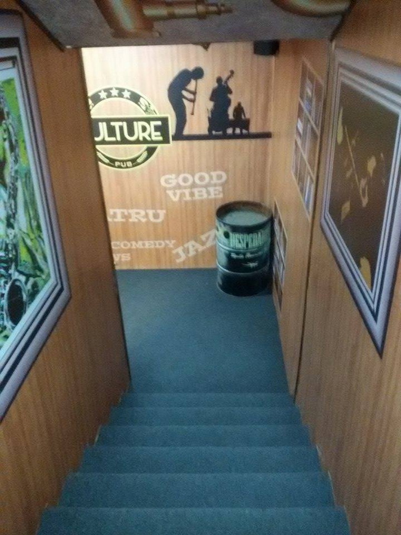 localul afaceristului oita bucur culture pub un loc cu mancare ieftina oferta la cafea si decor interesant