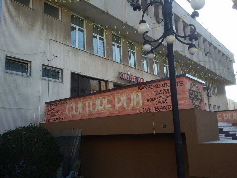 localul afaceristului oita bucur culture pub un loc cu mancare ieftina oferta la cafea si decor interesant