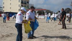 Stroe, Făgădău, Thompson, militari americani şi români, voluntari, uniţi pentru curăţarea plajelor din Mamaia (galerie foto)