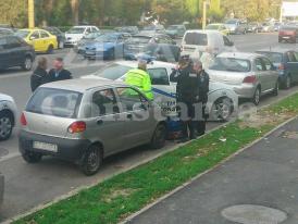 UPDATE 2. Arunca cu pietre în maşina Poliţiei Locale şi într-un poliţist local Un tânăr cu probleme psihice, luat de pe bulevardul Lăpuşneanu (galerie foto)