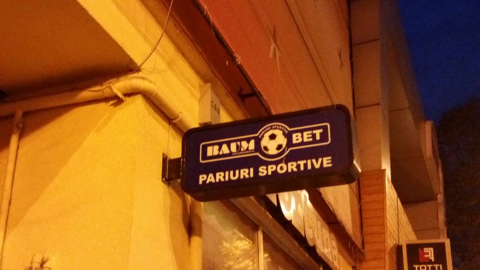 jaf la o casa de pariuri din constanta un barbat ar fi amenintat o pe operatoare si ar fi fugit cu 12