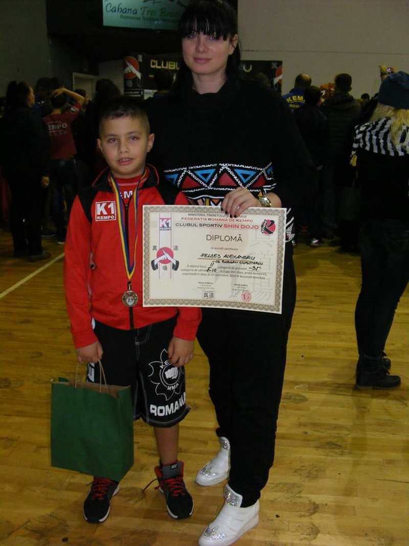 medalie de aur la cupa shin dojo adrian rosca de la cs bogdan ciubotariu doua victorii prin ko si una