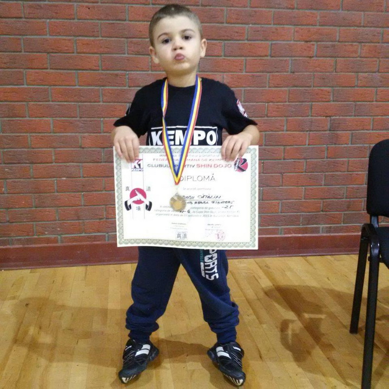 medalie de aur la cupa shin dojo adrian rosca de la cs bogdan ciubotariu doua victorii prin ko si una