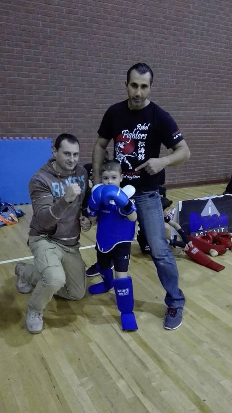 medalie de aur la cupa shin dojo adrian rosca de la cs bogdan ciubotariu doua victorii prin ko si una