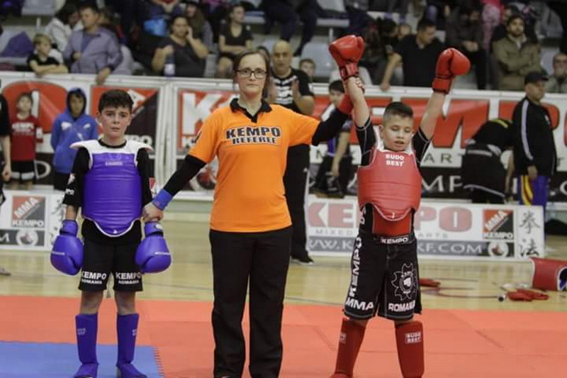 medalie de aur la cupa shin dojo adrian rosca de la cs bogdan ciubotariu doua victorii prin ko si una