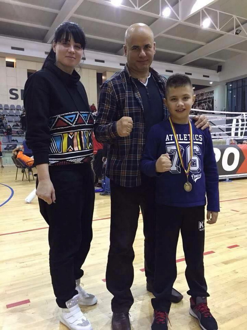 medalie de aur la cupa shin dojo adrian rosca de la cs bogdan ciubotariu doua victorii prin ko si una