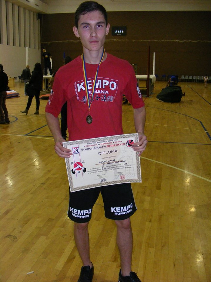 medalie de aur la cupa shin dojo adrian rosca de la cs bogdan ciubotariu doua victorii prin ko si una
