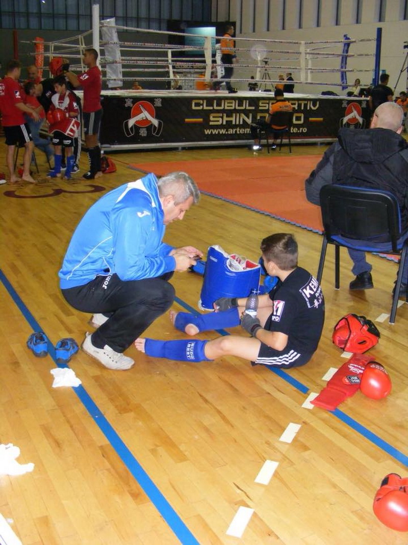 medalie de aur la cupa shin dojo adrian rosca de la cs bogdan ciubotariu doua victorii prin ko si una