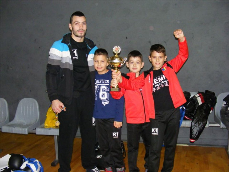 medalie de aur la cupa shin dojo adrian rosca de la cs bogdan ciubotariu doua victorii prin ko si una