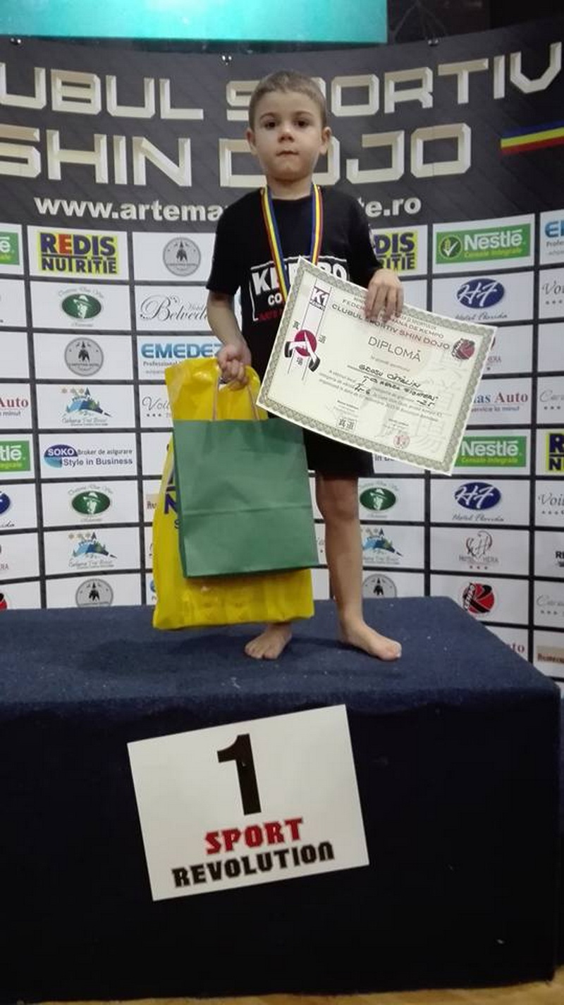 medalie de aur la cupa shin dojo adrian rosca de la cs bogdan ciubotariu doua victorii prin ko si una