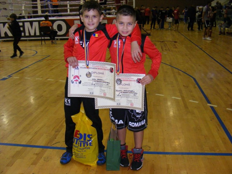 medalie de aur la cupa shin dojo adrian rosca de la cs bogdan ciubotariu doua victorii prin ko si una