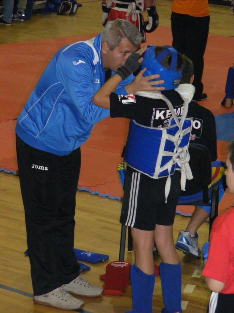 medalie de aur la cupa shin dojo adrian rosca de la cs bogdan ciubotariu doua victorii prin ko si una
