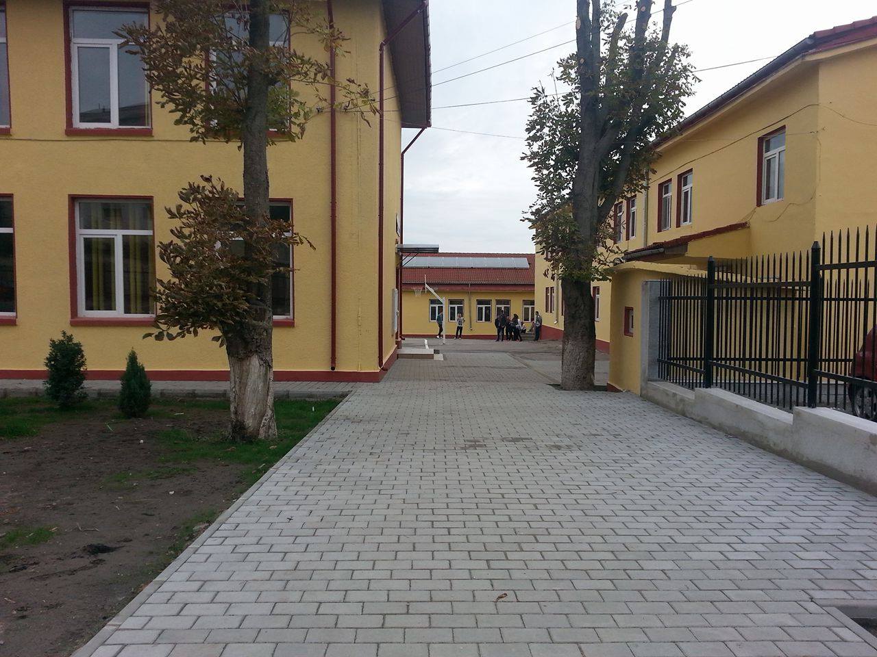 printre lansari de carte si aplauze elevii fruntasi premiati de ziua liceului teoretic mihail kogalniceanu