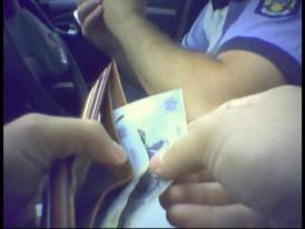 Mamă și fiu, suspectați de dare e mită unui polițist