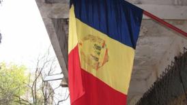 Gafă de proporţii Drapelul comunist a fost arborat la o instituţie publică