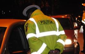 Doi bărbați au fost reținuți pentru că ar fi oferit mită unui agent de poliţie o mașină luxoasă