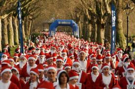 Record de oameni îmbrăcaţi în Moş Crăciun