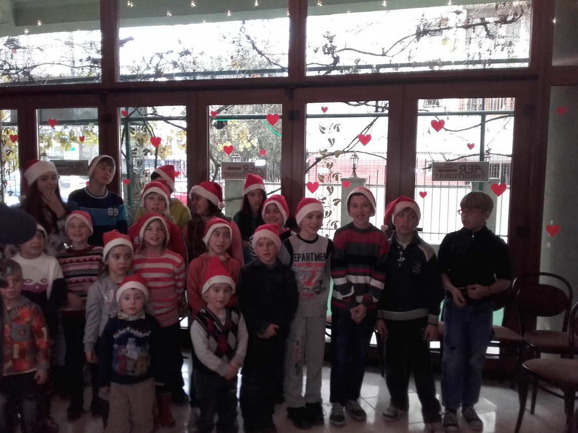 cofetaria silvian a marcat 20 de ani de activitate copiii au decorat cu ornamente dulci un brad viu galerie
