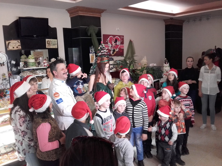 cofetaria silvian a marcat 20 de ani de activitate copiii au decorat cu ornamente dulci un brad viu galerie