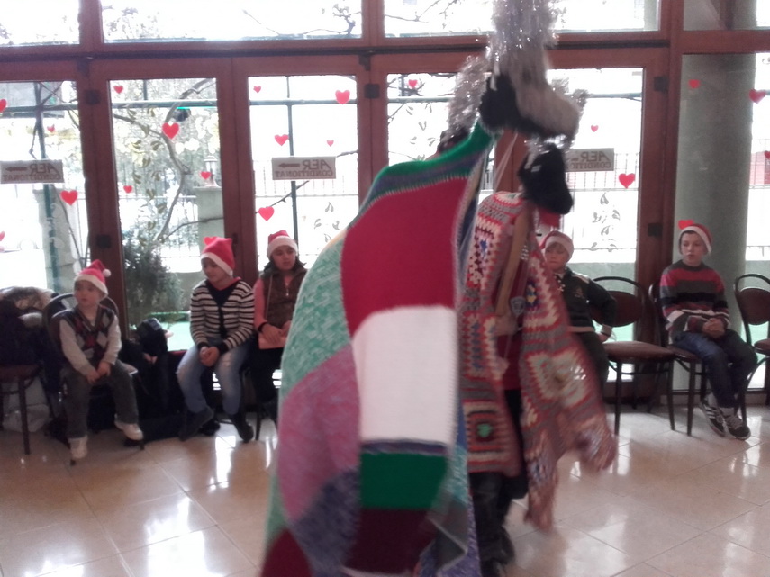 cofetaria silvian a marcat 20 de ani de activitate copiii au decorat cu ornamente dulci un brad viu galerie