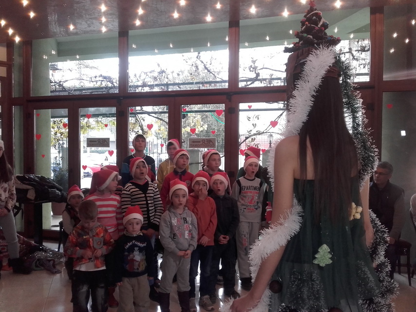 cofetaria silvian a marcat 20 de ani de activitate copiii au decorat cu ornamente dulci un brad viu galerie