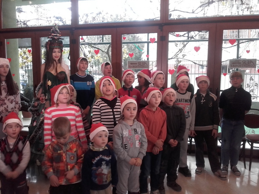 cofetaria silvian a marcat 20 de ani de activitate copiii au decorat cu ornamente dulci un brad viu galerie