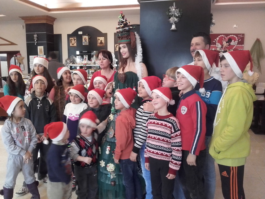 cofetaria silvian a marcat 20 de ani de activitate copiii au decorat cu ornamente dulci un brad viu galerie