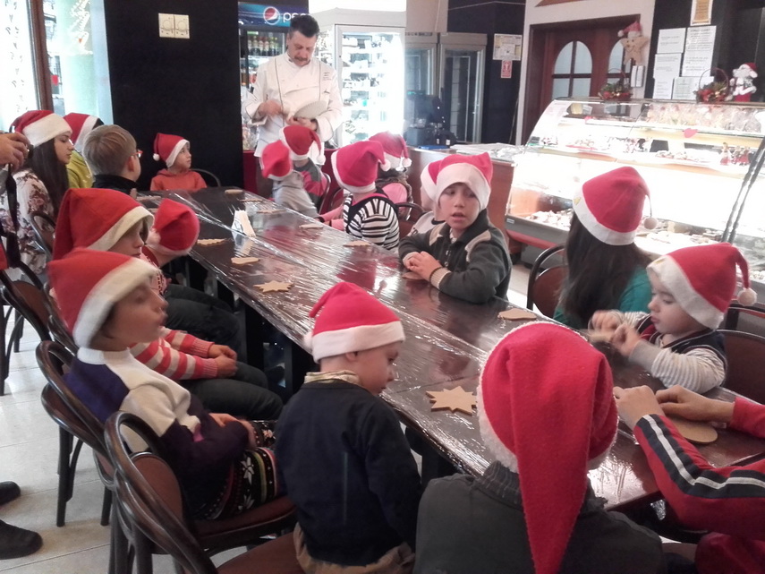 cofetaria silvian a marcat 20 de ani de activitate copiii au decorat cu ornamente dulci un brad viu galerie