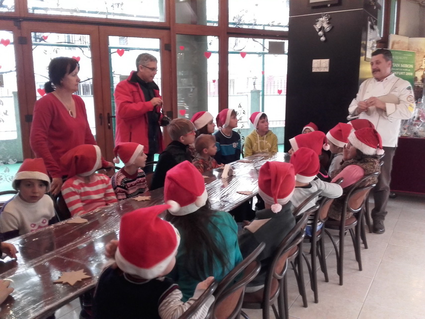 cofetaria silvian a marcat 20 de ani de activitate copiii au decorat cu ornamente dulci un brad viu galerie