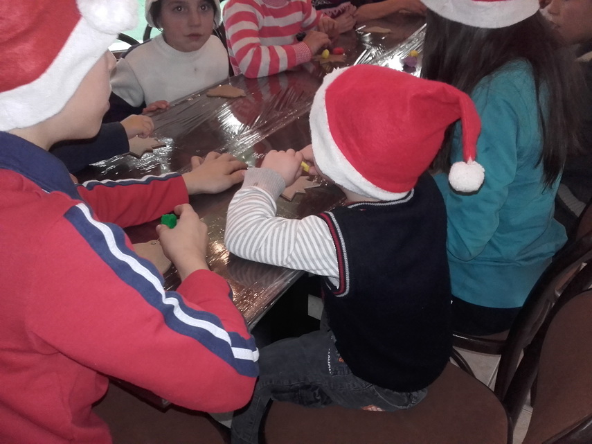cofetaria silvian a marcat 20 de ani de activitate copiii au decorat cu ornamente dulci un brad viu galerie