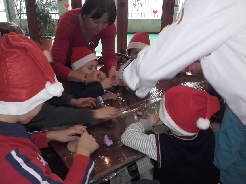 cofetaria silvian a marcat 20 de ani de activitate copiii au decorat cu ornamente dulci un brad viu galerie
