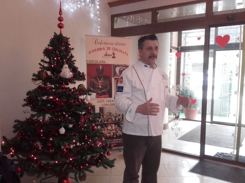 cofetaria silvian a marcat 20 de ani de activitate copiii au decorat cu ornamente dulci un brad viu galerie