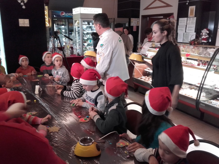 cofetaria silvian a marcat 20 de ani de activitate copiii au decorat cu ornamente dulci un brad viu galerie